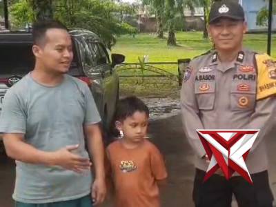 Personil polsek bts ulu cecar membantu pemudik yang mengalami pecah ban