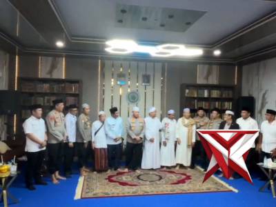 Polda Kalimantan Selatan Sambangi Ponpes Dalam Pagar untuk Memberi Motivasi Santri - PoliceTube