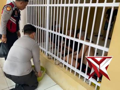 Sat Tahti Polres Lahat memberikan makan siang kepada Tahanan - PoliceTube