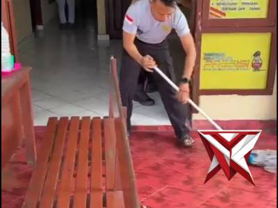 Menjaga Kebersihan Mako Polsek Pengandonan