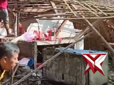 GOTONG ROYONG BANTU RUMAH WARGA ROBOH