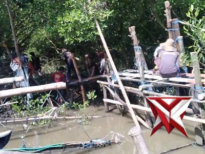 Bhabin Polsek Ujungpangkah Sampaikan Pesan Kamtibmas di Hari Jumat bersama Nelayan