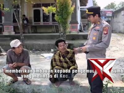 Polisi Penolong Kapolsek Bayung Lencir Bantu Warga yang Sakit