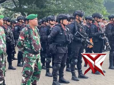 Satbrimob Polda Jateng Melaksanakan Pam BKO Polres Jepara Dalam Rangka Pertandingan Sepak Bola - PoliceTube