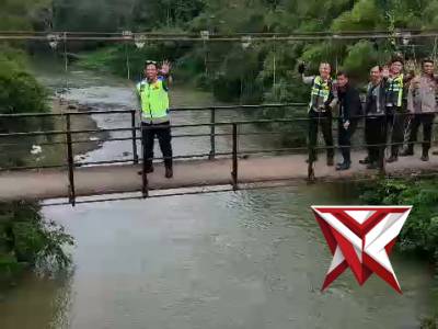KAPOLRES MUSI RAWAS PIMPINAN LANGSUNG RENOVASI JEMBATAN DAN AKSI BELIDA