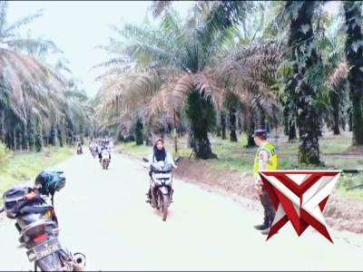 Pengawalan kepulangan anak sekolah Polsek Belitang III - PoliceTube