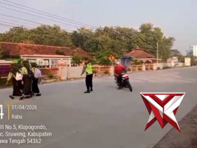 Kegiatan pelayanan masayarakat pengaturan arus lalulintas pagi anggota Polsek SRUWENG