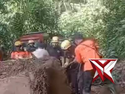Respon cepat Polsubsektor Sidorejo dalam menangani kejadian tanah longsor di Desa Sidomulyo. - PoliceTube