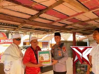Kapolsek tungkal jaya memberikan paket lebaran kepada toko masyarakat tungkal jaya
