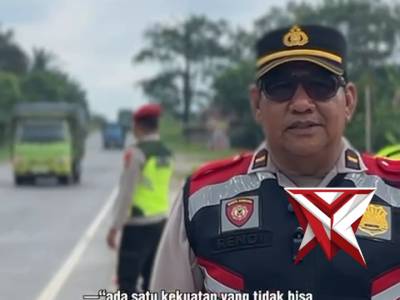 Kanit Samapta dan pers piket melaksanakan kegiatan pengaturan lalin