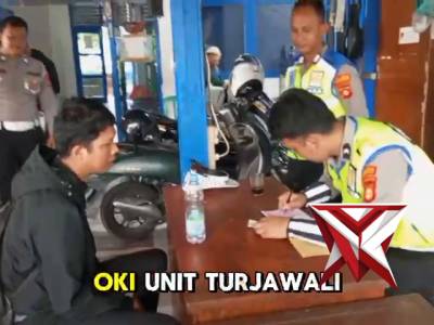 Memberikan teguran kepada pengendara yang melawan arah