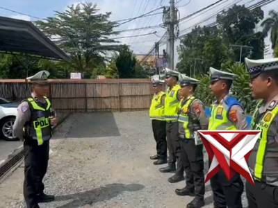 SAT LANTAS POLRES OKI MEMBANTU MASYARAKAT YANG MENGALAMI KERUSAKAN PADA KENDARAAN BERMOTOR