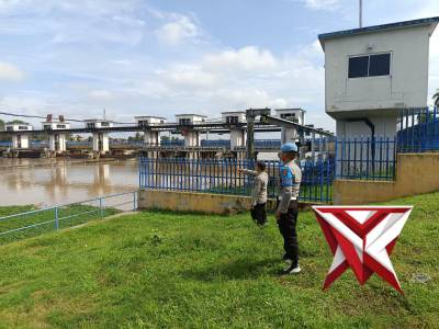 pantauan debit air oleh petugas polsek martapura