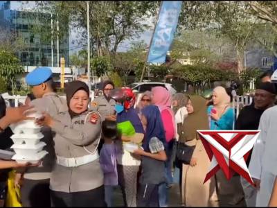 Polda Kalimantan Barat berbagi takjil kepada masyarakat sebagai wujud kepedulian dan kebersamaan