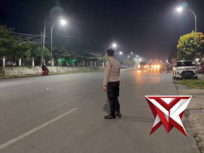 Bhabinkamtibmas mengatur jalan di wilayah polsek cambai