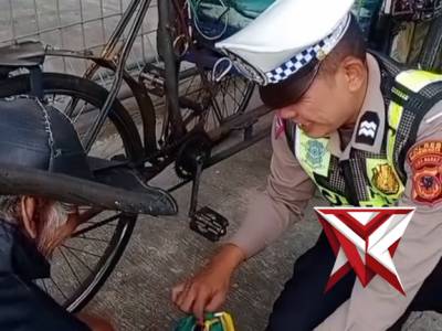 Senyum lepas Abah penarik becak ketika di bantu menyambungkan rantai becaknya - PoliceTube