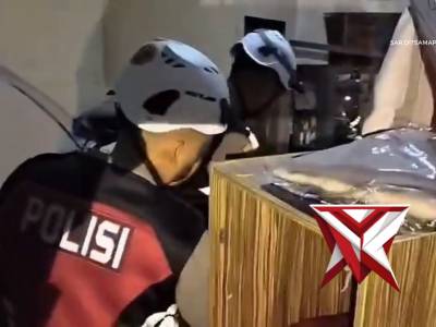 EVAKUASI ULAR DALAM RUMAH WARGA - PoliceTube