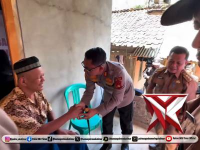 Bantuan Rumah Tinggal Kepada Keluarga Pak Jamhir di Desa Melati Agung Kec Semendawai Timur - PoliceTube