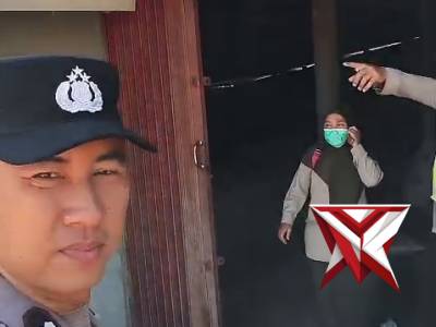 ?Bhabinkamtibmas polsek tugumulyo melakukan giat panen jagung