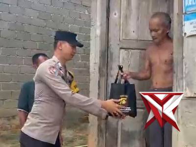 7. Bhabinkamtibmas Polsek Tungkal Jaya memberikan bantuan Sembako kepada warga - PoliceTube