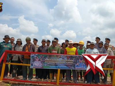Personel Batalyon C Pelopor Satbrimob Polda Sumsel melaksanakan perbaikan jembatan darurat
