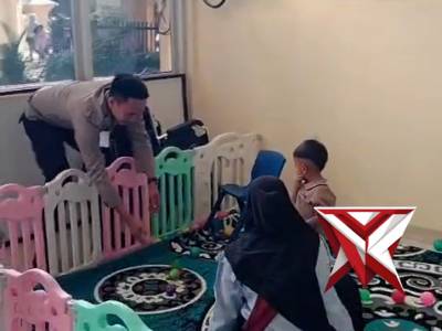 KEGIATAN PERSONIL SPKT POLRES PALI MELAYANNI IBU DENGAN ANAKNYA KE TEMPAT BERMAIN