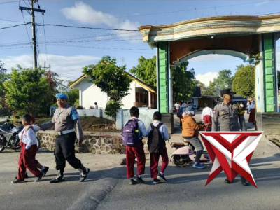 Polsek Sempol Amankan Lalu Lintas Pagi untuk Pelajar - PoliceTube