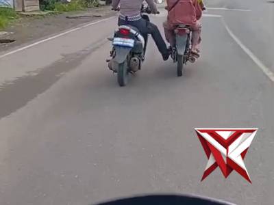 Aksi Heoik Polantas Musi Rawas Membantu Masyarakat Yang Sepeda Motornya Mogok