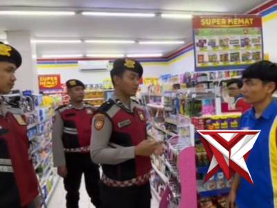 SAT SAMAPTA GIAT PATROLI MALAM DI PUSAT-PUSAT PERBELANJAAN SEKALIGUS MEMBERIKAN IMBAUAN
