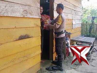Bhabinkamtibmas Kel. Gunung Ibul Utara memberikan bantuan kepada warga - PoliceTube