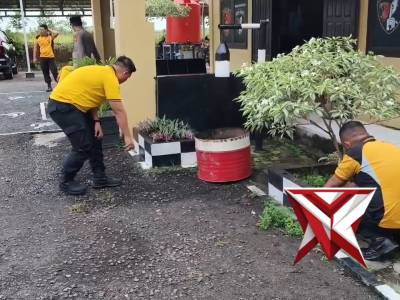 PERSONEL POLSEK RAMBANG KAPAK TENGAH MELAKSANAKAN PROGRAM BELIDA (BERSIH LINGKUNGAN DAN ASRI)