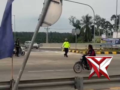 Sat lantas membantu masyarakat IK3