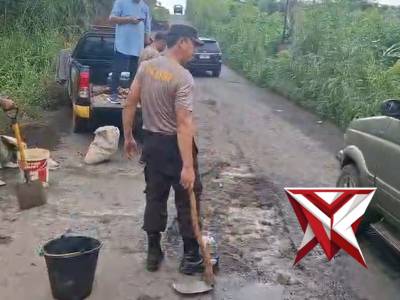 16.Anggota Polsek BTS ulu memperbaiki jalan - PoliceTube