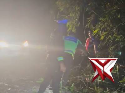 SAT LANTAS POLRES MUSI RAWAS MEMBERSIHKAN POHON TUMBANG