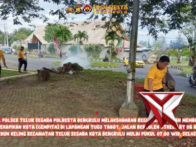 Personel Polsek Teluk Segara Polresta Bengkulu melaksanakan kegiatan Gerakan Membersihkan 
dan Merap
