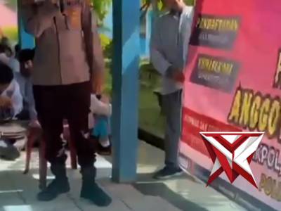 Bhabinkamtibmas memberikan sosialisasi penerimaan Polri TA. 2026