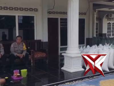 "Sinergi Polri dan Petani: Polsek STL Ulu Terawas Dampingi Penjualan Jagung ke BULOG"