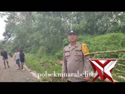 Anggota Polsek BTS ulu polres Musi Rawas memberikan polisline ditempat yang rawanlaka