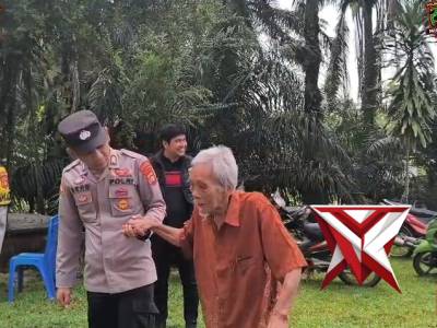 Aksi Humanis Personel Polres Musi Rawas Bantu Warga Sepuh Beribadah di Gereja