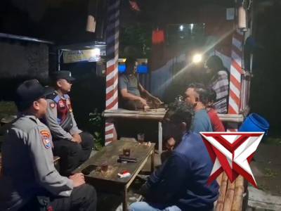 Patroli dialogis dengan warga menyampaikan himbauan kamtibmas di deaa balegondo