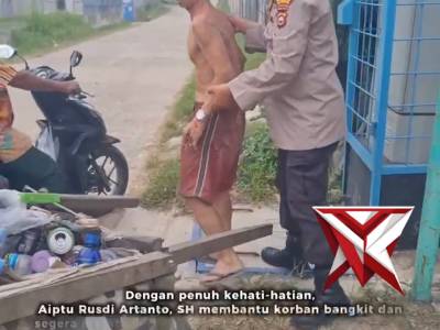 Polisi Penolong, Kanit Binmas Membantu Warga yang Terjatuh??