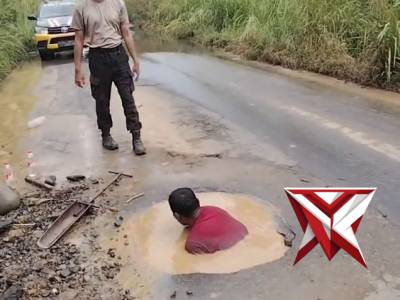 Anggota Polsek BTS ulu memperbaiki gorong -gorong di jalan lintas Mura pali