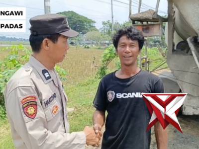 Polsek Padas Respon Cepat Berikan Bantuan Truk Terjebak di tanah