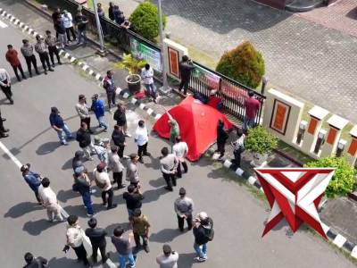 Pelayanan dan pengamanan penyampaian pendapat di depan mako Polres Probolinggo Kota polresprobolin - PoliceTube