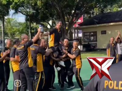 Kapolres Magetan Gelorakan Hidup Sehat Lewat Olahraga Bersama di Jumat Pagi

Jumat Bugar, Kapolres M