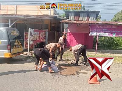 *Aksi Nyata Polsek Selebar, Sigap Perbaiki Jalan berlobang Cegah Laka Lantas di Bumi Ayu*