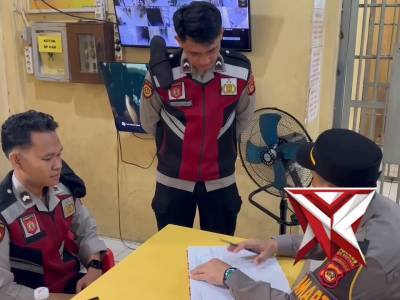 Pengecekan buku mutasi penjagaan oleh pamapta polres muba,02 - PoliceTube