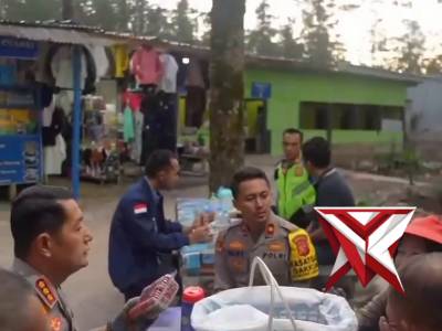Sentuhan Humanis Kapolresta Bandung Borong Stoberi saat Cek Jalur Ciwidey.