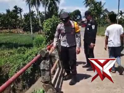 Personel Polres Mura melakukan perbaikan jembatan.