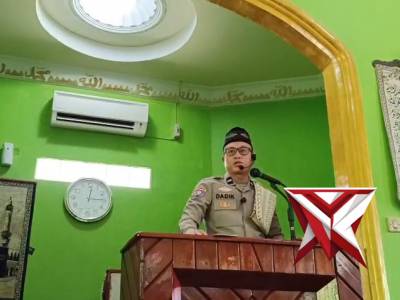 Personil Sat Binmas melaksanakan Giat khotbah jumat dan Jumat Curhat